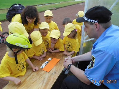 Obrazem: Tanvaldští strážníci poučili děti o výletech na kolech