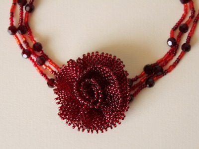 Vytvořte si vlastní náhrdelník s květinou