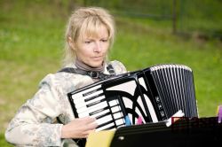 Obrazem: Muzicírování v zahradě Riedlovy vily