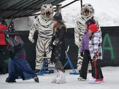 V Zásadě pořádají Maškarní karneval na ledě