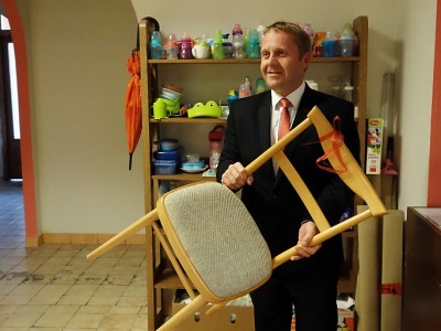 Liberecký kraj podpořil nábytkovou banku. Náměstek přidal ještě židli