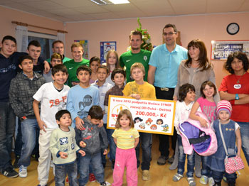 Jablonečtí fotbalisté se podíleli na Vánocích v dětském domově