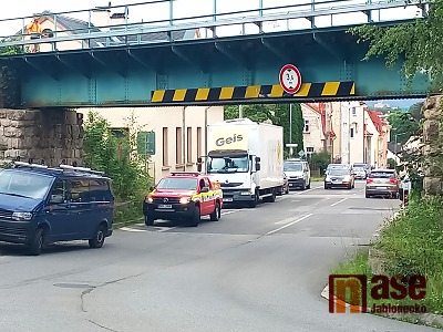 Autor foto:Rudolf Kožený Nákladní auto narazilo v Jablonci do železničního mostu
