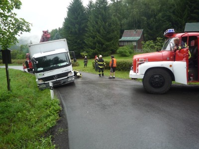 U Malé Skály uvízl náklaďák na krajnici, vyprostil ho až jeřáb hasičů