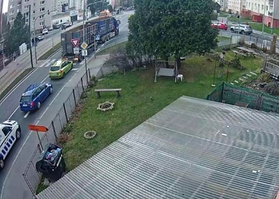 Řidič s náklaďákem v centru Jablonce uvízl a zablokoval silnici 