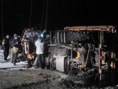 Nákladní sypač se na Smržovce převrátil na bok