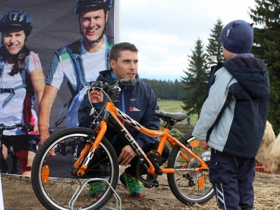 Cyklohlídky Na kole jen s přilbou budou k vidění v Jizerkách