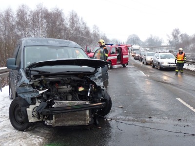 Namrzlá silnice u Jeřmanic způsobila mnoho nehod na R35