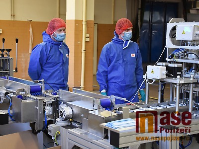 FOTO: Kraj dále zajišťuje výrobu nanoroušek v Turnově a Liberci