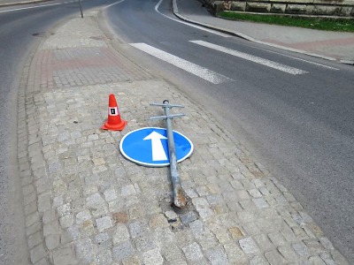V Podhorské ulici v Jablonci řidič přehlédl a porazil dopravní značku