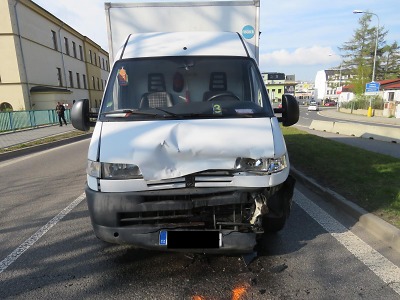 V jablonecké Nové Pražské řidič nedobrzdil a najel do stojícího auta