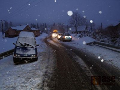 Fiat skončil na svodidlech vinou jiného řidiče