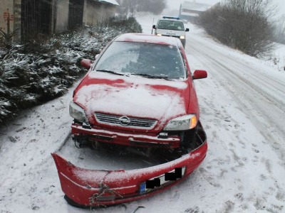 V zatáčce na sněhu dostal smyk a zastavil až o patník