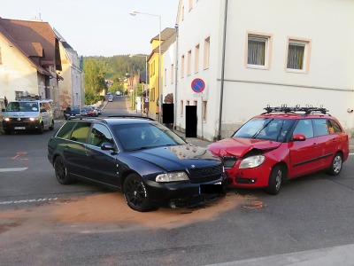 Na jablonecké křižovatce ulic SNP a Jarní došlo ke střetu dvou aut