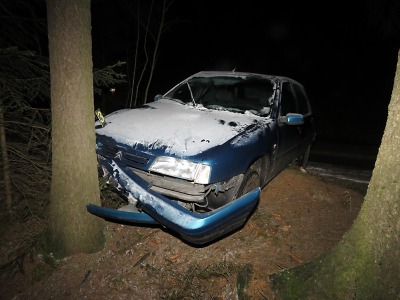 Řidič v Jablonci oslavoval příchod nového roku a skončil ve stromě