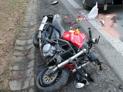 Řidič s dodávkou nedal přednost motocyklistovi, který utrpěl vážné zranění