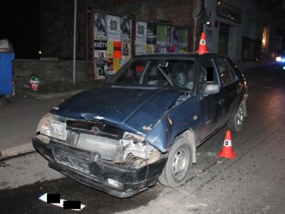 Řidič Favoritu se ohlédl na dítě a narazil do vozidla před sebou