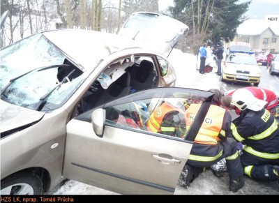 Led z protijedoucího kamionu utrhl střechu auta, tři zranění