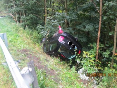 Řidička při sjezdu z rychlostní silnice převrátila auto na střechu