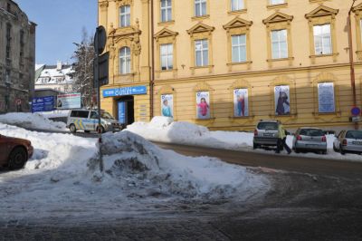 Ženu v Jablonci srazilo auto, je v nemocnici
