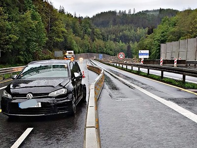 U Rádelského mlýna řidič narazil do betonového obrubníku