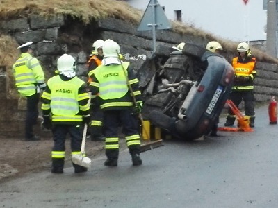 Video: V Albrechticích řidička nabourala do zdi u silnice