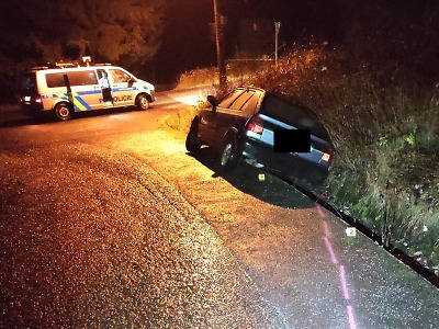 Řidič sjel na Smržovce do příkopu. Při cestě pro odtah potkal policisty