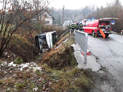 V Bradlecké Lhotě havaroval autobus, celkem pět zraněných