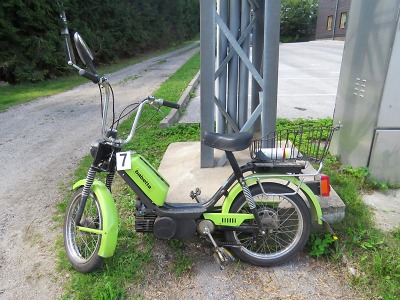 Na babetě vezl na klíně a v košíku dvě děti, navíc naboural do auta