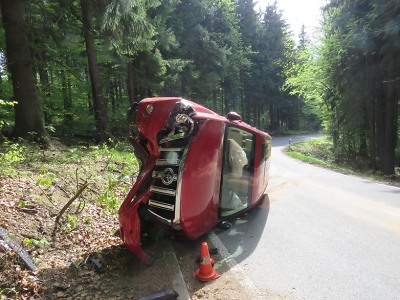 Řidička s vozidlem narazila do stromu a skončila na boku