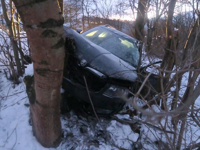 Řidička pod vlivem alkoholu u Frýdštejna narazila do několika stromů