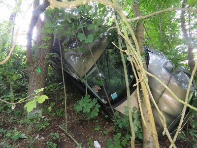 V Bratříkově se řidič a autem přetočil a zůstal zaklíněný ve stromech