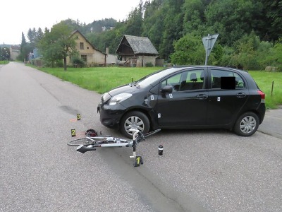 Při vyjíždění na hlavní silnici v Železném Brodě přehlédl řidič cyklistu