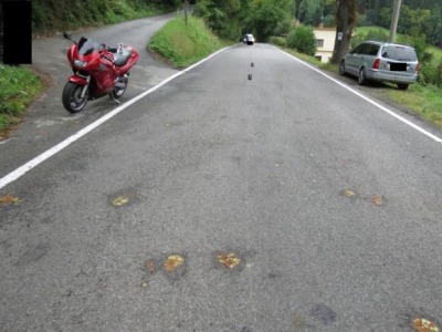 Policie hledá svědky nehody motocyklu a chodkyně v Železném Brodě