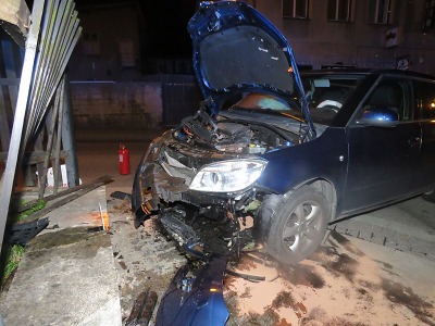 Řidička při noční jízdě v Železném Brodě narazila do plotu