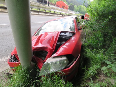 Řidič usnul v Železném Brodě za volantem a narazil do sloupu