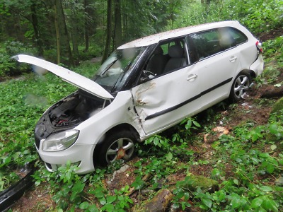 Na mokru mezi Železným Brodem a Loužnicí řidič dostal smyk