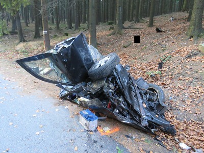 Mladá řidička skončila u Černé Studnice s vozidlem na střeše