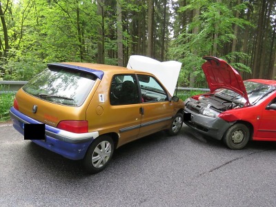 V zatáčce přejel řidič do protisměru a střetl se s protijedoucím autem