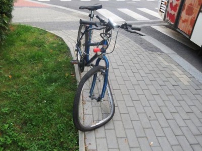 Cyklista havaroval na kruhovém objezdu v Jablonci