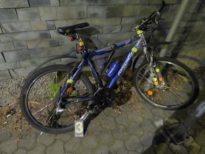 Podnapilý cyklista narazil v Jablonci do zaparkovaného auta