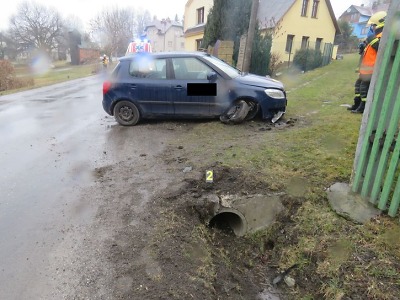 V Dalešicích narazila do propustku, zranila se řidička i spolujezdkyně