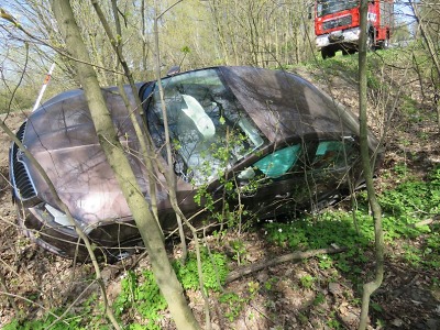 Po střetu s jiným vozidlem sjela řidička v Dalešicích do příkopu