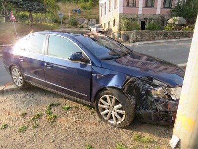 Řidič chtěl v Desné zabránit střetu s autem, ale narazil do sloupu