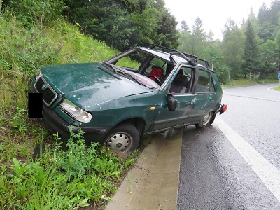 Mezi Desnou a Kořenovem se s autem převrátil přes střechu
