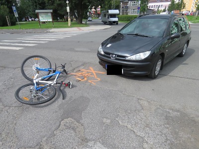 Řidič auta nedal v Desné přednost cyklistovi a porazil ho