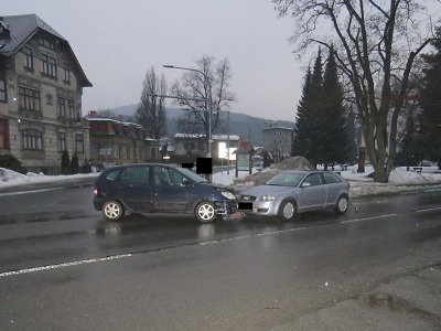 Řidič se zákazem řízení se v Desné lekl policejní hlídky a poté boural