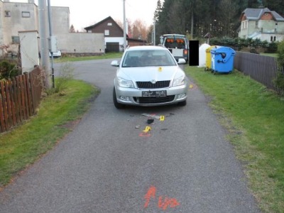 Motocyklista narazil v Dobré Vodě do auta a z místa nehody poté ujel