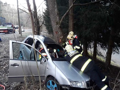 Automobil najel v Proseči nad Nisou do stromu