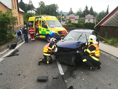 Po srážce dvou aut u Držkova odvezly sanity oba řidiče do nemocnice